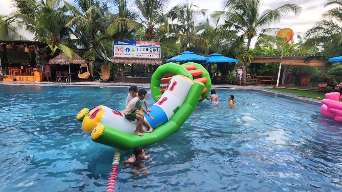 Top trò chơi bơm hơi team building được sử dụng nhiều nhất hiện nay 7 trò chơi bơm hơi dưới nước giành cho các hồ bơi, các đơn vị tổ chức teambuilding