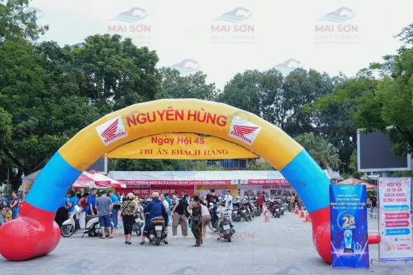 Cong Vom Bom Hoi Su Kien Tu Dung Co Chan Kich Thuoc 12x6x1m