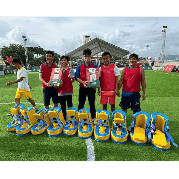 Giày Bơm Hơi Khổng Lồ – Đồ Chơi Bơm Hơi Thú Vị Cho Sự Kiện & Teambuilding