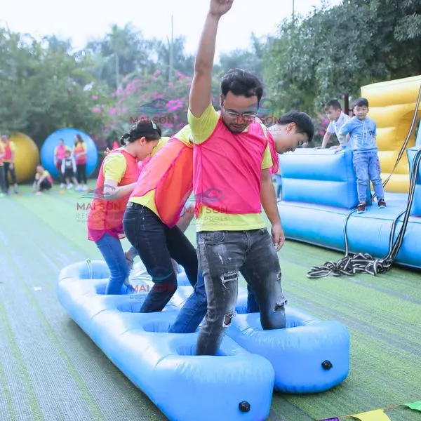Đôi Hia Lỗ Khổng Lồ - Đôi hia team building